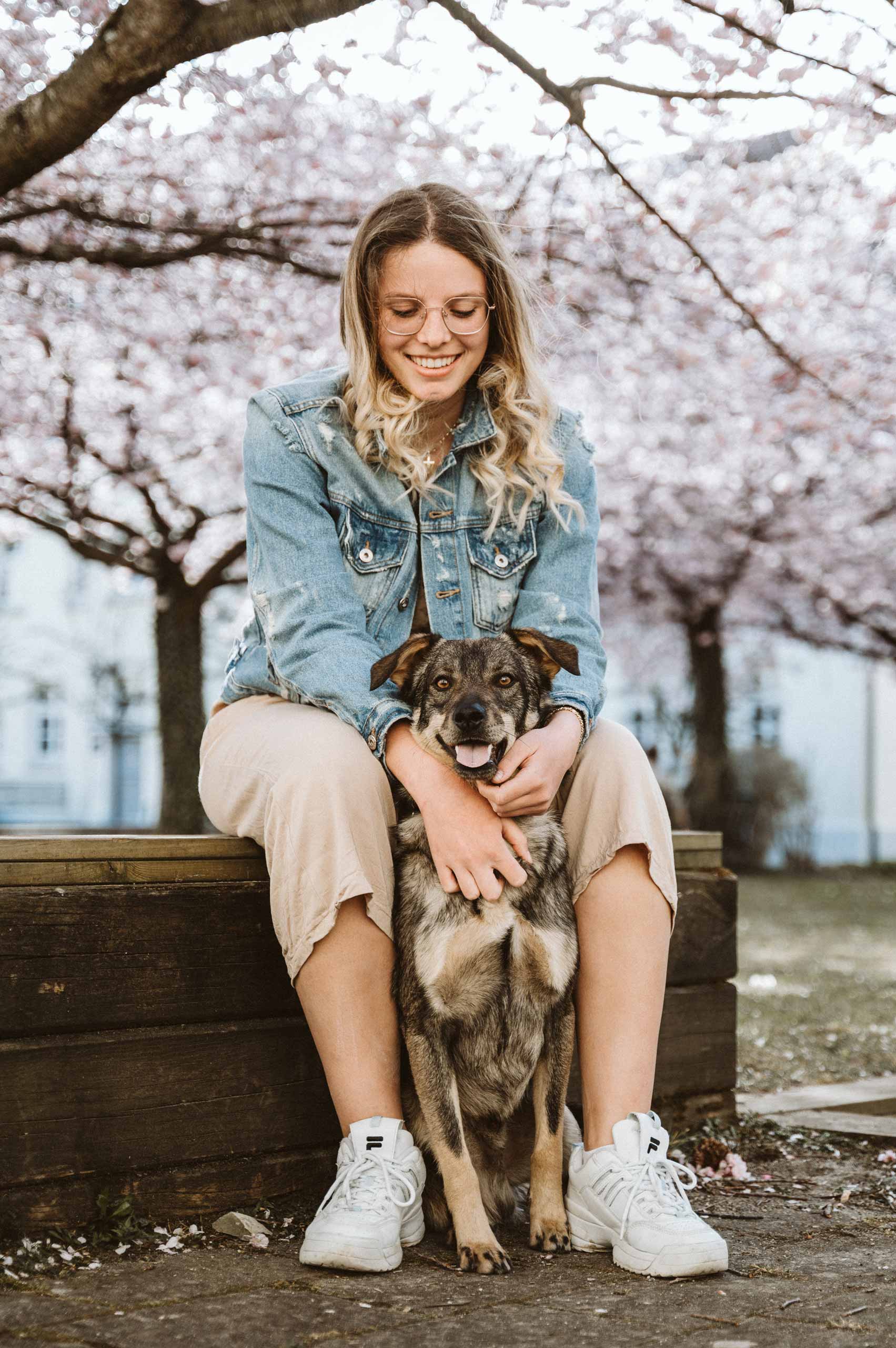 Sonja & Hund Friedl | Hundefotografie | Niklas Wiest | Fotograf Weingarten